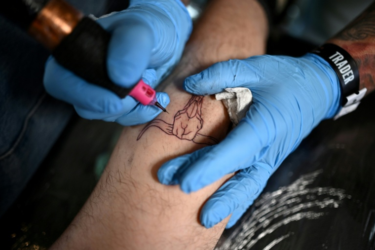 Kyle Walker travaille sur un tatouage lors du festival Country to Country (C2C), le 13 mars 2026 à Londres ( AFP / Ben Stansall )