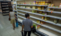 Un client dans un supermarché à Shoelcher, Martinique