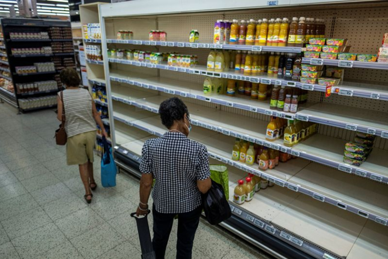 Un client dans un supermarché à Shoelcher, Martinique