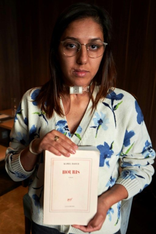 Saâda Arbane tient le livre "Houris" de Kamel Daoud, qu'elle dit être inspiré de sa propre histoire, après une conférence de presse avec son avocate à Alger, le 21 novembre 2024 ( AFP / - )