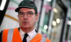 Jean Castex, portant une casquette de la RATP qu'il dirige, lors de la présentation des nouveaux métros MF19 construits par Alstom, à Bobigny (Seine-Saint-Denis), le 14 février 2025 ( AFP / JULIEN DE ROSA )