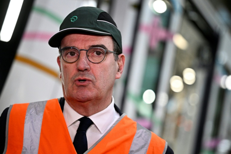 Jean Castex, portant une casquette de la RATP qu'il dirige, lors de la présentation des nouveaux métros MF19 construits par Alstom, à Bobigny (Seine-Saint-Denis), le 14 février 2025 ( AFP / JULIEN DE ROSA )