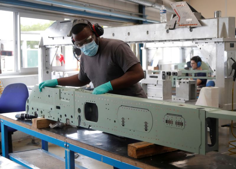 Un ouvrier de l'usine Rafaut près de Paris