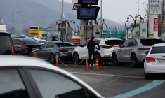 Des personnes font le plein de leur voiture dans une station-service de Séoul