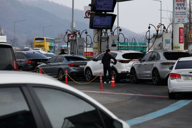 Des personnes font le plein de leur voiture dans une station-service de Séoul