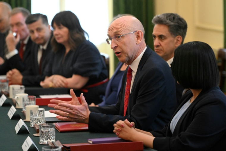Le nouveau chancelier de l'Échiquier britannique, John Healey, lors d'une réunion du cabinet à Downing Street, à Londres, le 21 juillet 2026 ( POOL / Eddie Mulholland )