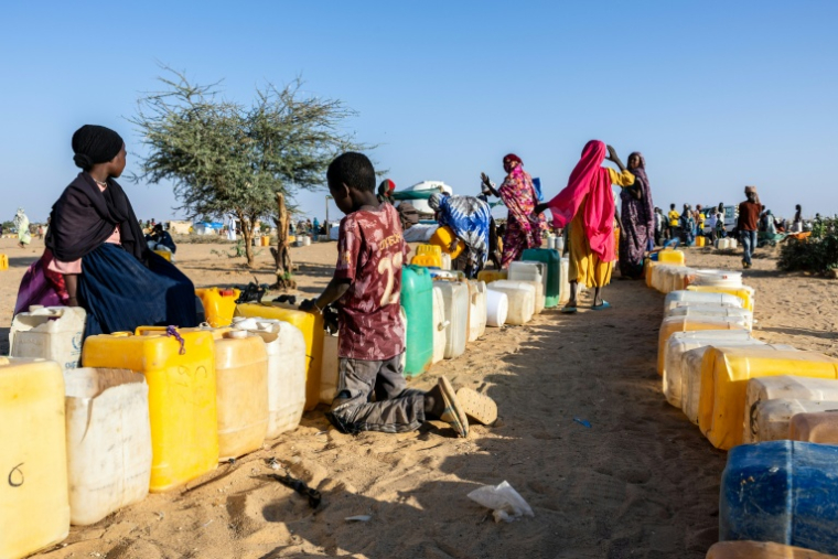 Des réfugiés soudanais remplissent des bidons  d'eau dans le camp d'Ouré Cassoni, au Tchad, le 12 novembre 2025 ( AFP / Joris Bolomey )