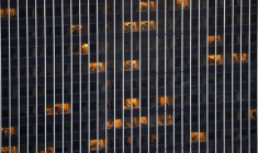 Un immeuble de bureaux dans le quartier financier depuis le gratte-ciel "Main tower" à Francfort