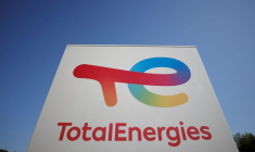 Le logo de TotalEnergies dans une station-service à Treillieres