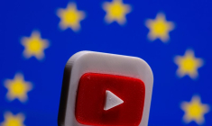 Illustration du logo Youtube imprimé en 3D devant un drapeau de l'Union Européenne