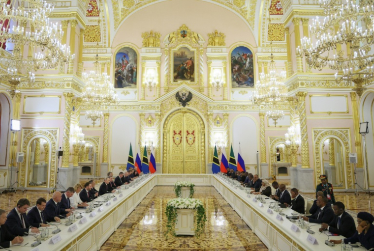 Le président russe Vladimir Poutine et la présidente tanzanienne Samia Suluhu Hassan lors d'une réunion au Kremlin, le 3 juin 2026 à Moscou ( POOL / Ramil Sitdikov )
