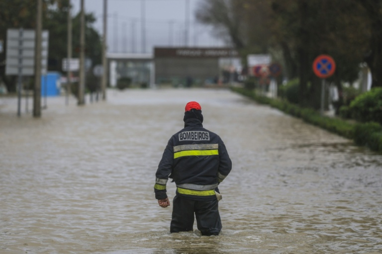 Un pompier dans une rue inondée d'Alcacer do Sal lors de la Dépression Leonardo, le 4 février 2026 dans le sud du Portugal ( AFP / PATRICIA DE MELO MOREIRA )