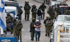 Des soldats israéliens arrpetes des hommes palestiniens à Ramallah, en Cisjordanie