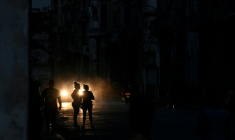 Des habitants de la Havane marchent dans une rue pendant une coupure de courant, le 10 septembre 2025 ( AFP / YAMIL LAGE )
