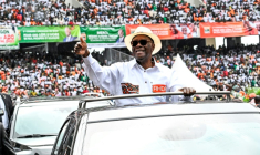 Le président ivoirien Alassane Ouattara salue la foule en arrivant au stade Ebimpé pour un meeting, le 22 juin 2025 à Abidjan (Côte d'Ivoire) ( AFP / Sia KAMBOU )