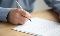 Rédigez votre testament dès 16 ans offre une protection maximale de vos proches et de vous-même. Vous devez effectuer des modifications tout au long de votre vie, en particulier après des événements importants. ( crédit photo : Shutterstock )