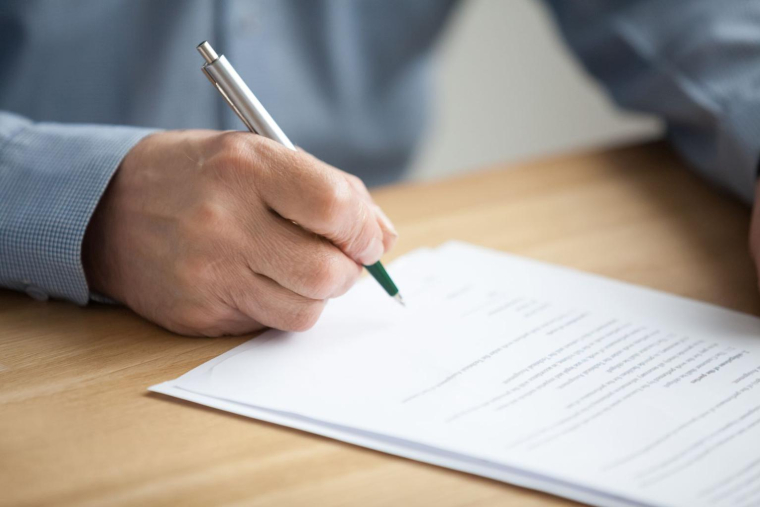 Rédigez votre testament dès 16 ans offre une protection maximale de vos proches et de vous-même. Vous devez effectuer des modifications tout au long de votre vie, en particulier après des événements importants. ( crédit photo : Shutterstock )