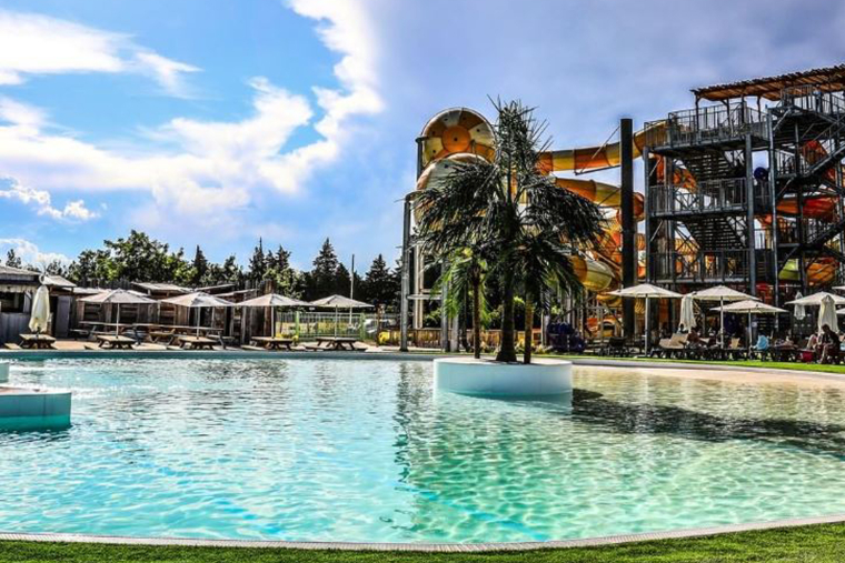 Les parcs aquatiques sont l'une des attractions phares de l'été. Crédit photo : capture Instagram @waveislandofficiel