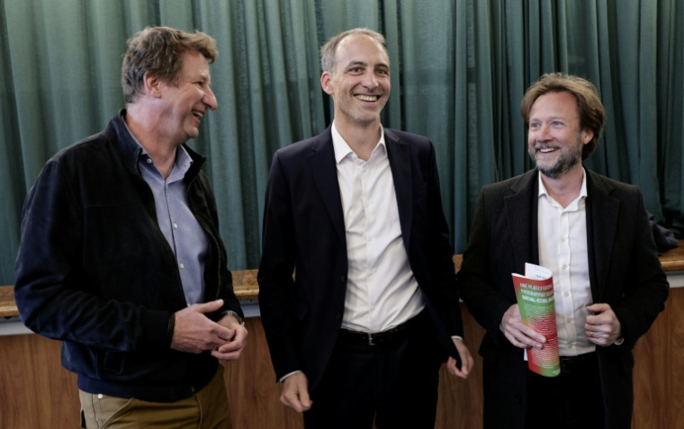 L'écologiste Yannick Jadot, l'eurodéputé Place publique Raphaël Glucksmann et le socialiste Boris Vallaud, à Montreuil, près de Paris, le 11 avril 2026 ( AFP / STEPHANE DE SAKUTIN )