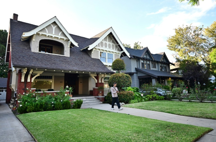Un démarcheur va de porte en porte à Los Angeles pour convaincre les habitants de voter "oui" au referendum  sur le redécoupage électoral, le 22 octobre 2025 en Californie ( AFP / Frederic J. BROWN )