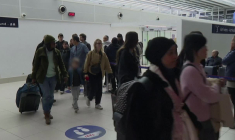 Arrivée d'un vol de rapatriés français à Paris en provenance de Tel-Aviv