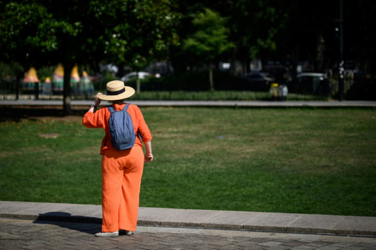 Une femme protégée du soleil par un chapeau, le 19 juin 2025 à Nantes ( AFP / Loic VENANCE )