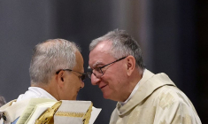 Le pape Léon XIV s'entretient avec le cardinal Pietro Parolin, secrétaire d'État du Vatican