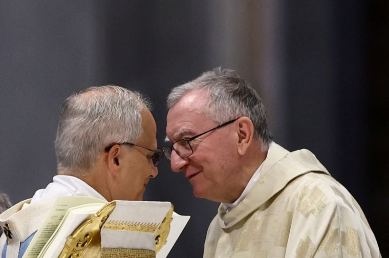 Le pape Léon XIV s'entretient avec le cardinal Pietro Parolin, secrétaire d'État du Vatican