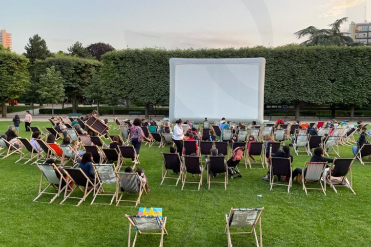 Où se faire une toile en plein air à Paris cet été ? Crédit photo : https://mairie13.paris.fr/pages/cine-quartier-13-le-cinema-pour-tous