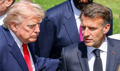 Le président américain Donald Trump (g.) et le président français Emmanuel Macron discutent lors d'une photo de groupe prise dans le cadre du sommet du G7, à Evian, en Haute-Savoie, le 16 juin 2026 ( POOL / Dominique JACOVIDES )