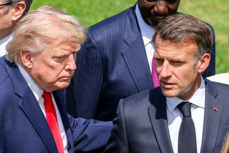 Le président américain Donald Trump (g.) et le président français Emmanuel Macron discutent lors d'une photo de groupe prise dans le cadre du sommet du G7, à Evian, en Haute-Savoie, le 16 juin 2026 ( POOL / Dominique JACOVIDES )
