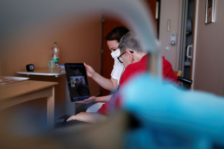 CORONAVIRUS: LA HAUTE AUTORITÉ DE SANTÉ PRÉCONISE DE VACCINER LES RÉSIDENTS D'EHPAD EN PRIORITÉ