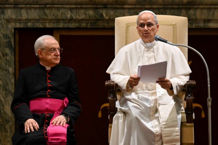 Photo prise et distribuée le 16 mai 2025 par les médias du Vatican montrant le pape Léon XIV lors d'une audience avec le corps diplomatique au Vatican ( VATICAN MEDIA / Handout )