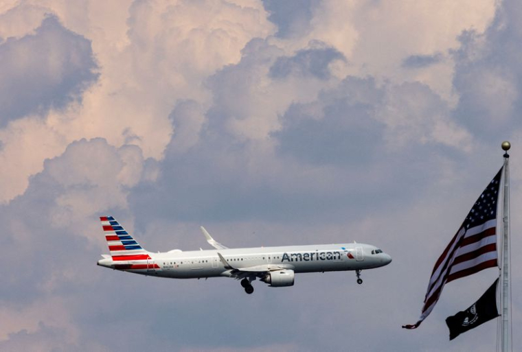 Un avion commercial d'American Airlines survole Washington
