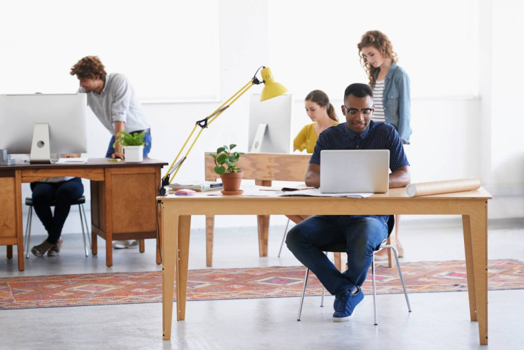Le « flex office », pour ou contre - iStock-PeopleImages