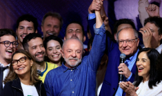 Le président brésilien Luiz Inacio Lula da Silva célèbre les résultats du second tour de l'élection présidentielle, à Sao Paulo, le 25 ocobre 2026 ( AFP / Miguel SCHINCARIOL )