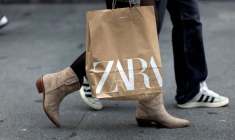 Photo d'archives: Une femme porte un sac de la chaîne multinationale espagnole de vêtements Zara