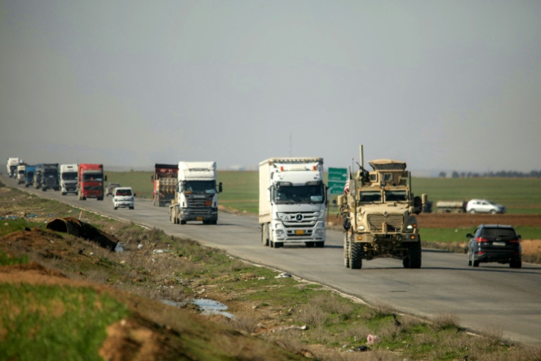 Des véhicules militaires américains à Qamishli dans un convoi lors de leur départ d'une base en Syrie, le 23 février 2026 ( AFP / Delil SOULEIMAN )