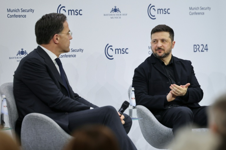 Le président ukrainien Volodymyr Zelensky (à droite) et le secrétaire général de l'OTAN Mark Rutte participent à une table ronde lors de la 62e Conférence de Munich sur la sécurité (MSC) le 14 février 2026 à Munich, dans le sud de l'Allemagne ( AFP / Alexandra BEIER )