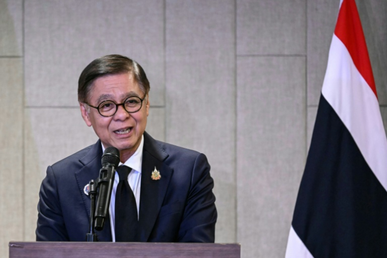 Le ministre des Affaires étrangères thaïlandais Sihasak Phuangketkeow lors d'une conférence de presse à Kuala Lumpur, Malaisie, le 22 décembre 2025 ( AFP / MOHD RASFAN )