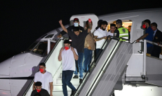 Des migrants vénézuéliens arrivent à Caracas après avoir été libérés d'une prison au Salvador où ils avaient été envoyés par les Etats-Unis, le 18 juillet 2025 ( AFP / Federico PARRA )