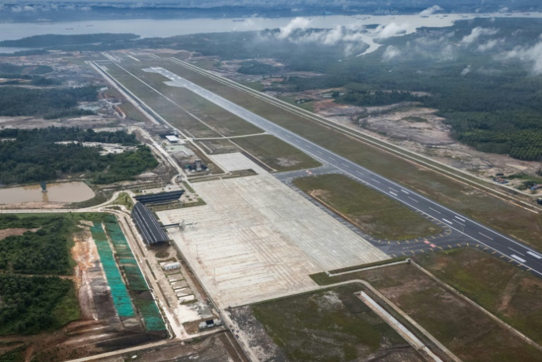 Vue aérienne de l'aéroport international de Nusantara en cours de développement, à environ 23 kilomètres au sud-ouest d'Ibu Kota Nusantara (IKN), la nouvelle capitale prévue de l'Indonésie, le 18 août 2025 ( AFP / - )
