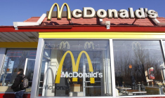 Un homme sort d'un restaurant McDonald's à New York
