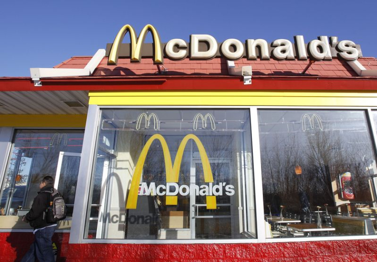 Un homme sort d'un restaurant McDonald's à New York