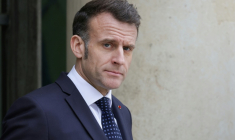 Le président Emmanuel Macron sur le perron de l'Elysée, le 27 février 2026 à Paris ( AFP / Ludovic MARIN )