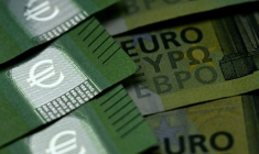 Le logo de l'euro sur des billets de 100 euros, décembre 2025 ( AFP / Kirill KUDRYAVTSEV )