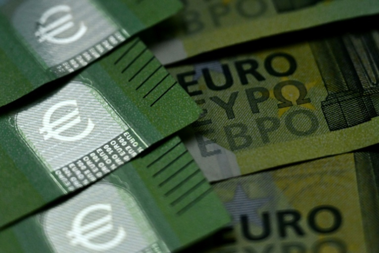 Le logo de l'euro sur des billets de 100 euros, décembre 2025 ( AFP / Kirill KUDRYAVTSEV )