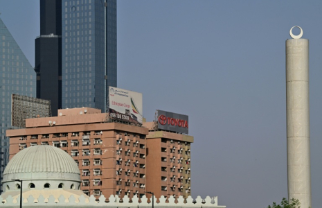 Le bâtiment Nasser Rashid Lootah, plus connu sous le nom de "Toyota Building", vu depuis la Sheikh Zayed Road à Dubaï, le 27 août 2026. ( AFP / Giuseppe CACACE )