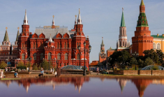 Vue sur le mur du Kremlin et sur le musée historique d'État dans le centre de Moscou.