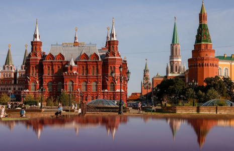 Vue sur le mur du Kremlin et sur le musée historique d'État dans le centre de Moscou.